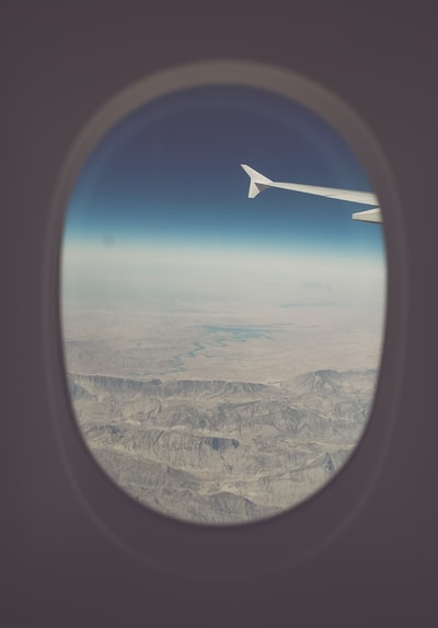 从飞机窗口俯瞰群山